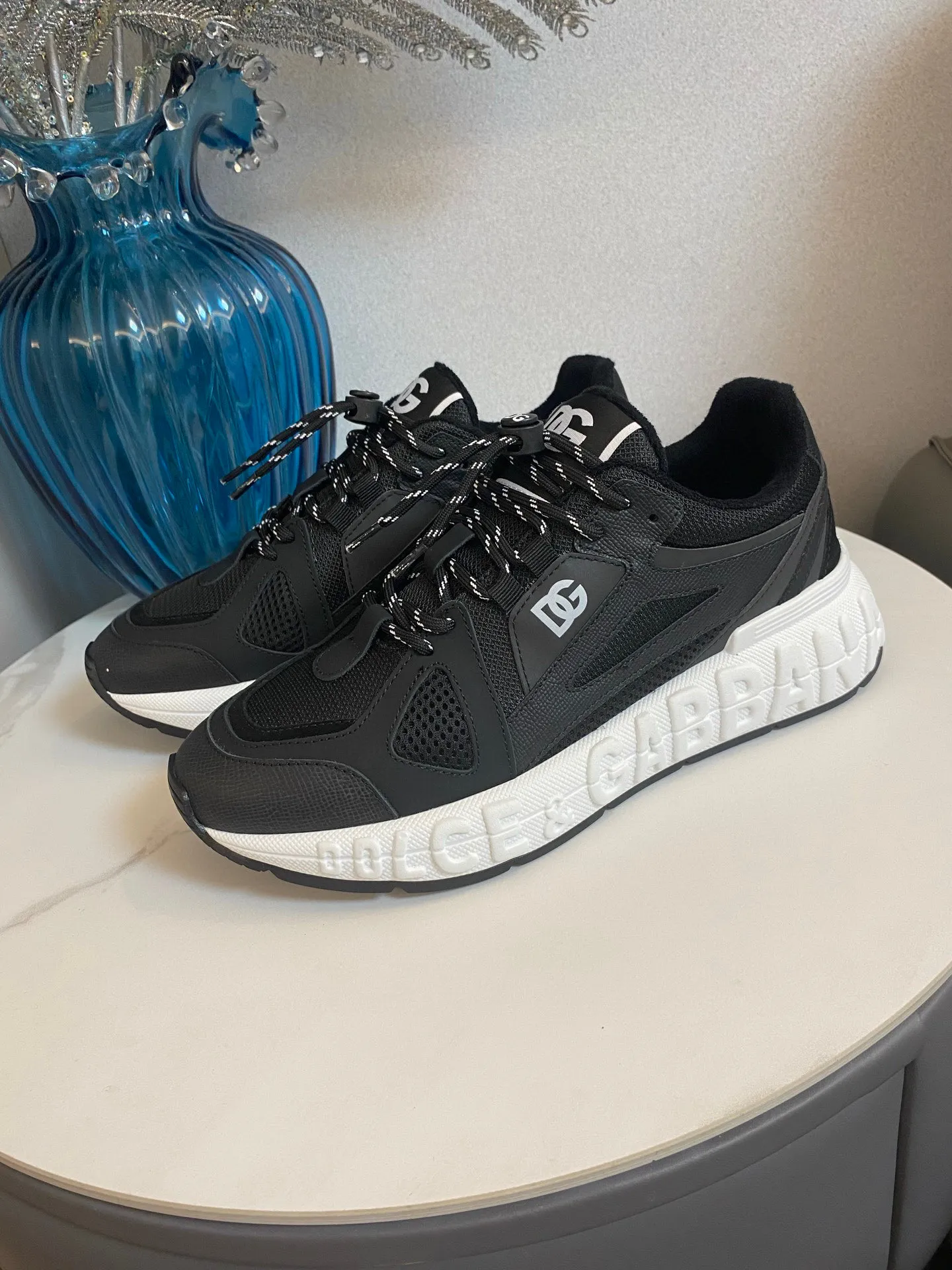 Men's men's shoes💰580 Dolce&Gabbana Dolce & Gabbana's latest popular D&G couple's dad shoes Airmaster series casual sports shoes original purchase development and production Airmaster shoes draw inspiration from Daymaster's iconic shape, while lightening the middle part of the sole to present a more sporty appearance. Nylon upper with contrasting suede and calfskin details. The tongue, heel and back sole are embellished with the DG logo, and the micro-injection logo rubber label is the icing on the cake. Exquisitely packaged at the delivery counter🛍📦 ▪️ Fabric: Original imported first-layer cowhide ▪️ Lining: Customized breathable towel lining ▪️ Sole: Original molded PU+TPU material ▪️ Bottom thickness: 5CM ▪️ Size: Women's 35-40/Men's 39-44 (45 46 customized)